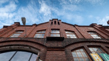 Classée monument historique, lʼusine ferroviaire est considérée comme lʼun des bâtiments industriels les plus célèbres de Finlande. (© Kansallis Teatteri)