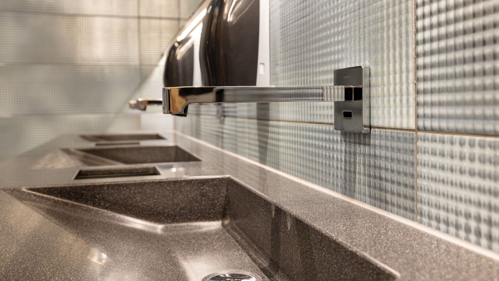 Rubinetto a parete Geberit Brenta per il lavabo