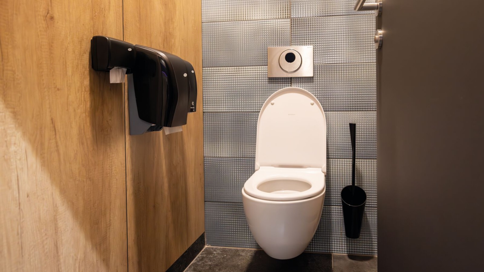 WC Geberit Acanto con placca di comando Geberit Sigma 10