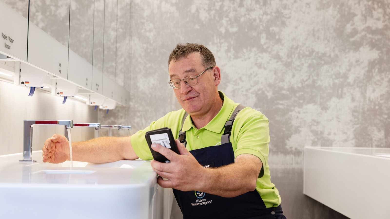 Comando diretto del rubinetto per lavabo tramite connessione Bluetooth Comando diretto del rubinetto per lavabo tramite connessione Bluetooth