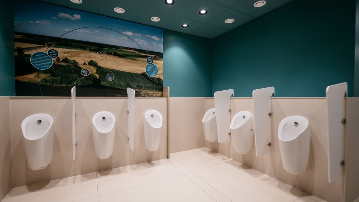 2theloo arbeitet eng mit Geberit zusammen. Viele Produkte vor und hinter der Wand sind von Geberit, etwa die Preda Urinale (© Michiel Stock) 2theloo arbeitet eng mit Geberit zusammen. Viele Produkte vor und hinter der Wand sind von Geberit, etwa die Preda Urinale (© Michiel Stock)