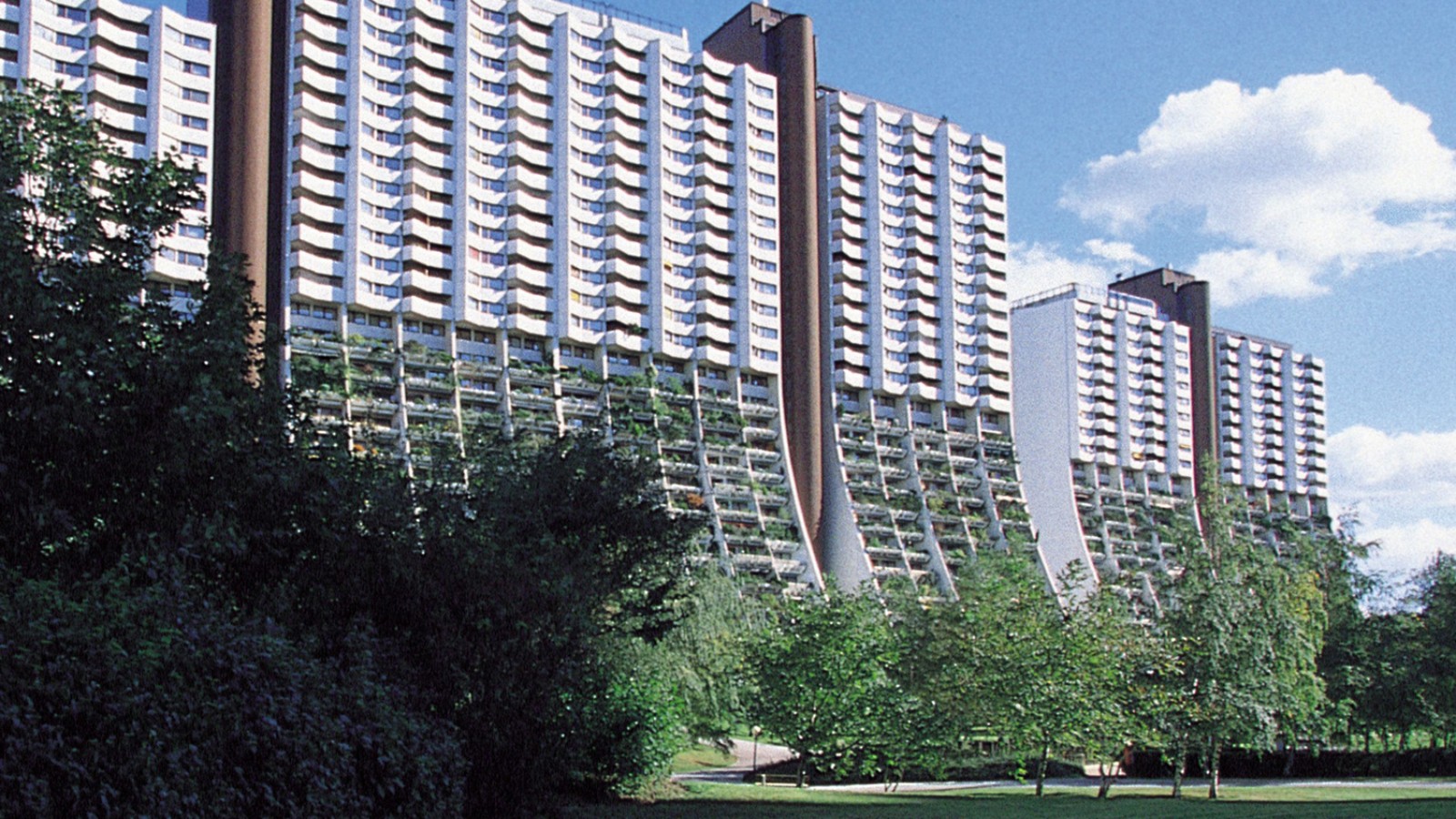Für die Installation der PE-Rohre mussten sich die Arbeiter teils wie Bergsteiger über den Balkon abseilen (© Gesiba) Für die Installation der PE-Rohre mussten sich die Arbeiter teils wie Bergsteiger über den Balkon abseilen (© Gesiba)