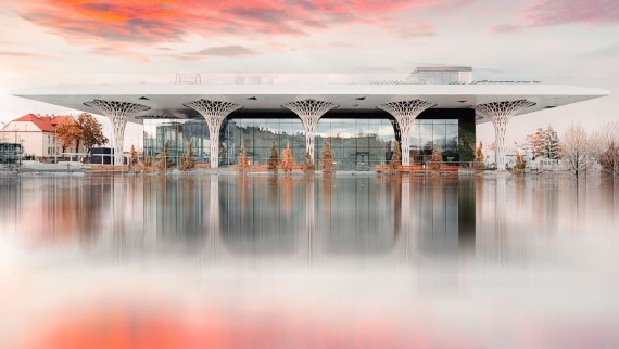 Das Geberit Dachentwässerungssystem Pluvia saugt Regenwasser mittels Vakuum vom Dach (© Alek Małchowski) Das Geberit Dachentwässerungssystem Pluvia saugt Regenwasser mittels Vakuum vom Dach (© Alek Małchowski)
