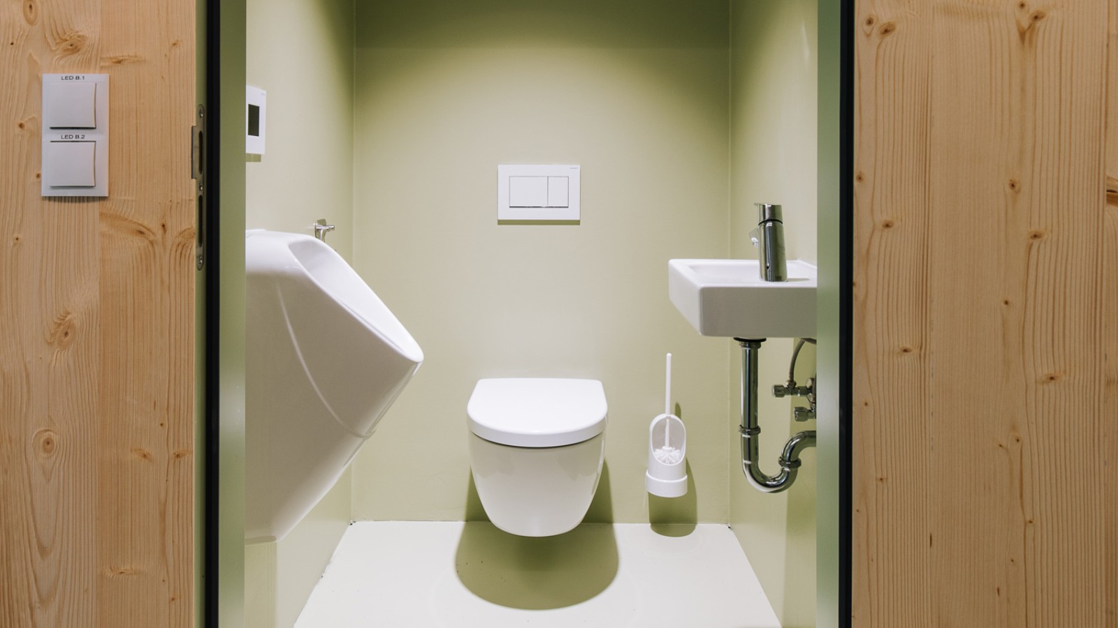Les locaux sanitaires sont équipés de céramiques Geberit Renova Plan (© Christian Repnik)