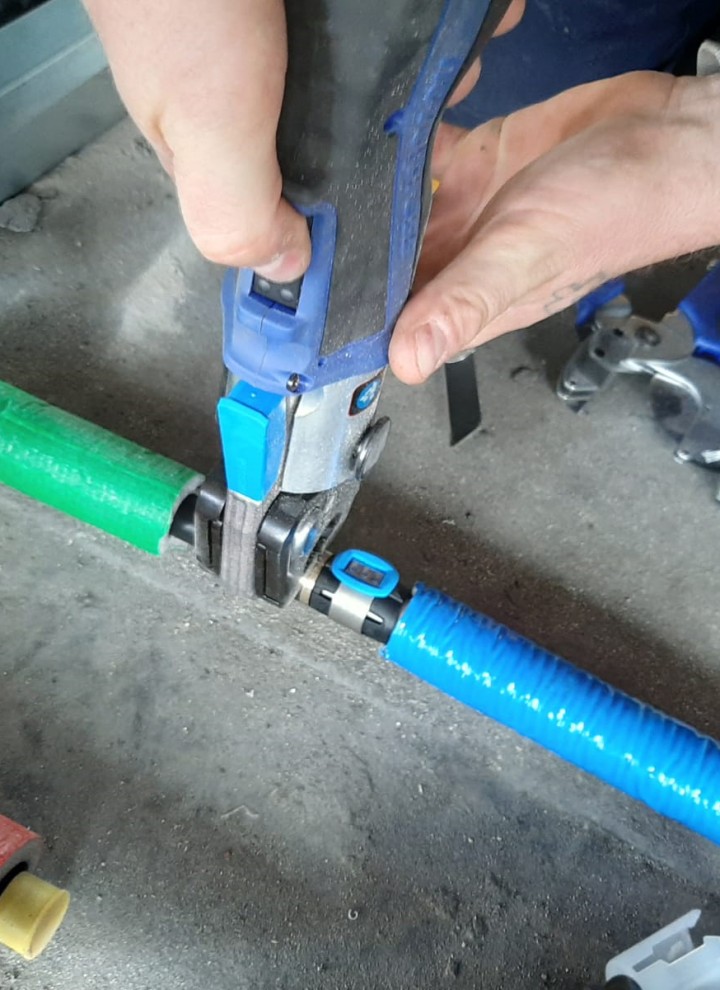 Le nouveau système de sertissage Geberit FlowFit en action (© Geberit)