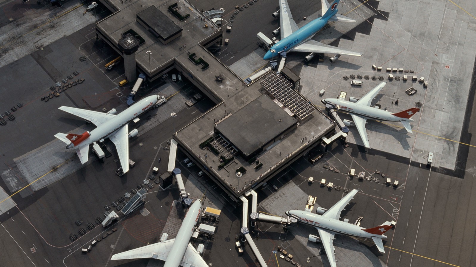 Le terminal B de l’aéroport de Zurich vu du ciel (début des années 1980) (© Swissair) Le terminal B de l’aéroport de Zurich vu du ciel (début des années 1980) (© Swissair)