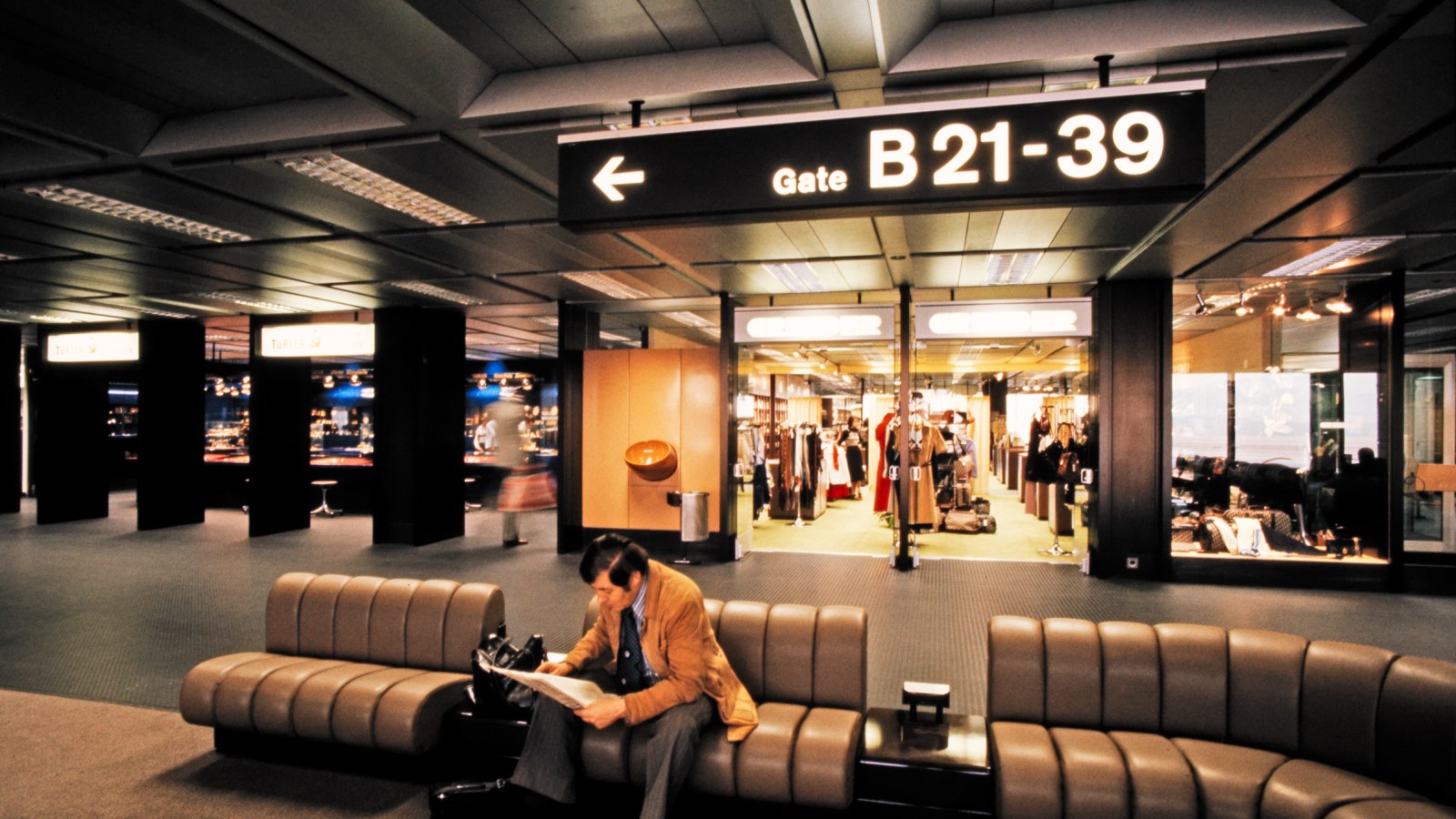 Photo de l’intérieur du terminal B de l’aéroport de Zurich-Kloten prise dans les années 1980 (© Bibliothèque de l’EPF Zurich) Photo de l’intérieur du terminal B de l’aéroport de Zurich-Kloten prise dans les années 1980 (© Bibliothèque de l’EPF Zurich)