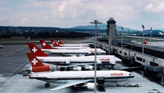 Aerei dell'ex Swissair fermi al molo del terminal A di Zurigo negli anni '80 (© Biblioteca dell’ETH di Zurigo) Aerei dell'ex Swissair fermi al molo del terminal A di Zurigo negli anni '80 (© Biblioteca dell’ETH di Zurigo)