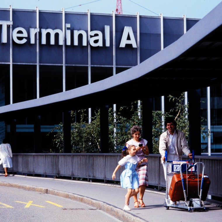 Piétons devant le terminal A en 1985 (© Swissair) Piétons devant le terminal A en 1985 (© Swissair)