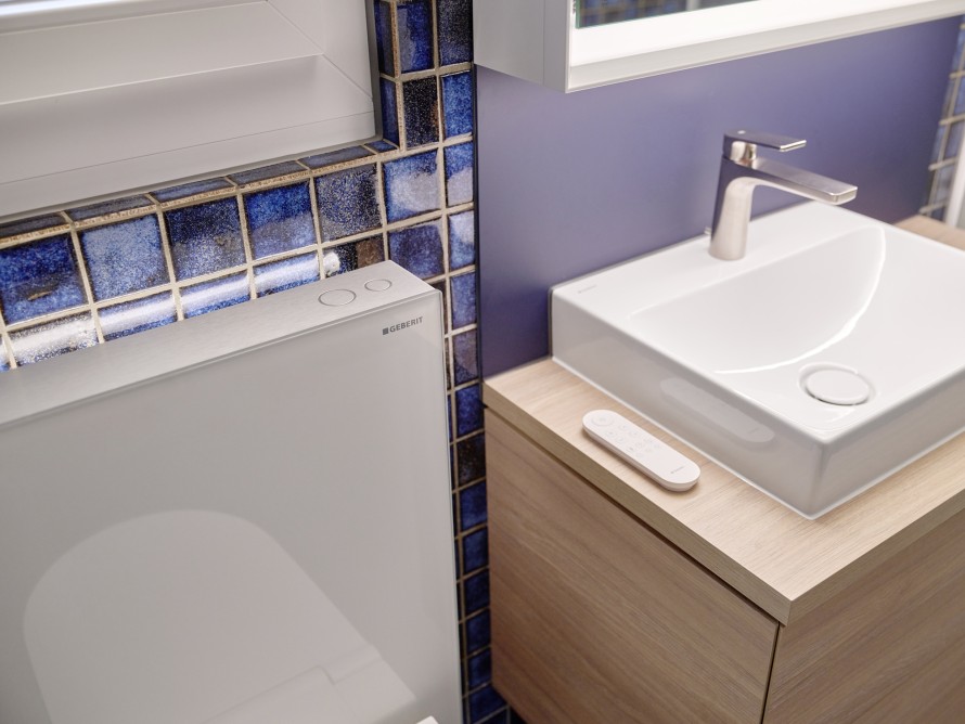 Die Monolith Plus-Version bietet Extras wie LED-Beleuchtung und Geruchsabsaugung (Bild: Ben Huggler)