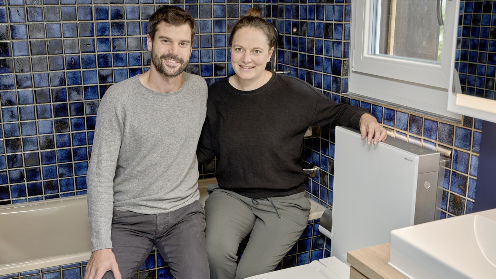 Sind zufrieden mit dem sanft renovierten Badezimmer – und dem Geberit Monolith: Tobias Wildbrett und Manuela Weibel (Bild: Ben Huggler) Sind zufrieden mit dem sanft renovierten Badezimmer – und dem Geberit Monolith: Tobias Wildbrett und Manuela Weibel (Bild: Ben Huggler)