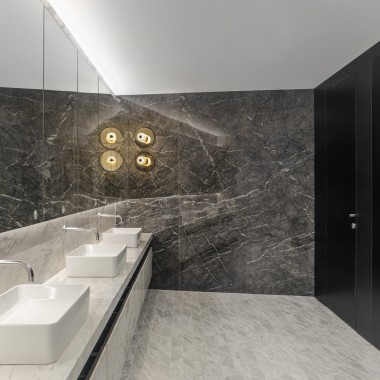 Eleganza sobria, anche nei locali sanitari. Dietro la parete: il sistema per WC a risparmio idrico di Geberit (© Ana Skobe) Eleganza sobria, anche nei locali sanitari. Dietro la parete: il sistema per WC a risparmio idrico di Geberit (© Ana Skobe)