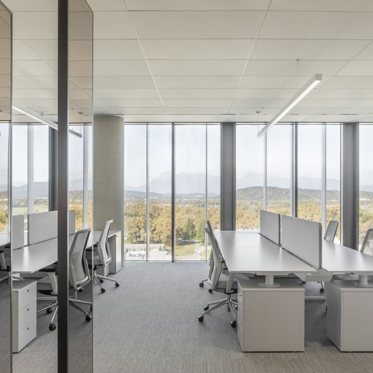 Des espaces de travail sur neuf étages: les modules de bureaux peuvent être combinés ou étendus selon les besoins des locataires (© Ana Skobe)