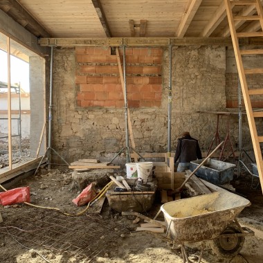 Il "salotto" prima della ristrutturazione. Molte cose sono state completamente rifatte, ad esempio l'altezza del pavimento (© Anna W.) Il "salotto" prima della ristrutturazione. Molte cose sono state completamente rifatte, ad esempio l'altezza del pavimento (© Anna W.)