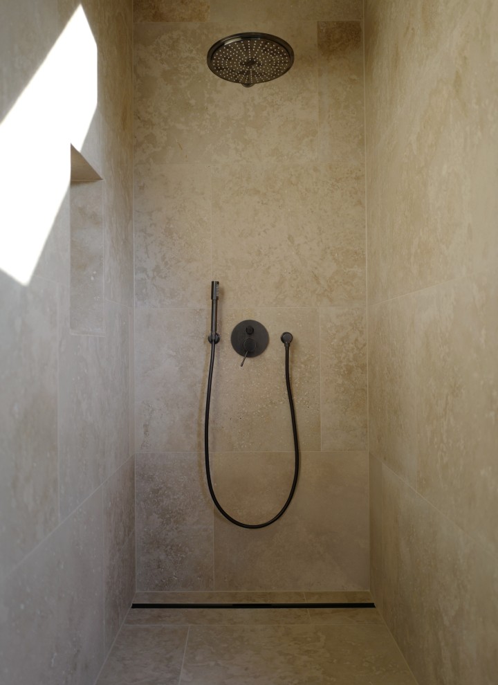 Eleganza sobria: il canale per scarico doccia CleanLine80 in nero cromo e con rivestimento anti-impronte (© Anna W.) Eleganza sobria: il canale per scarico doccia CleanLine80 in nero cromo e con rivestimento anti-impronte (© Anna W.)