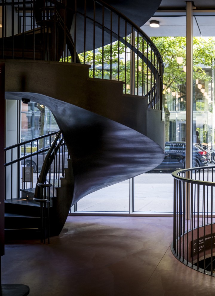 Le scale a chiocciola sono un forte elemento di design negli interni (© Frederik Beyens) Le scale a chiocciola sono un forte elemento di design negli interni (© Frederik Beyens)
