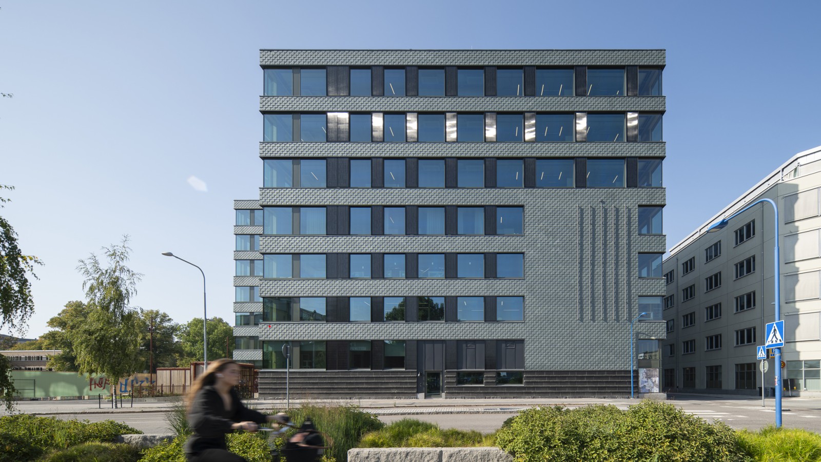 Die Fassade aus Schiefer und integrierten Solarpanels sorgt für Energieeffizienz (© baraBild) Die Fassade aus Schiefer und integrierten Solarpanels sorgt für Energieeffizienz (© baraBild)