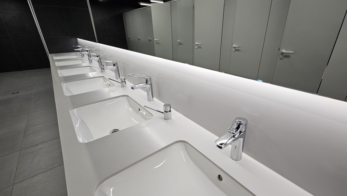 De nombreux produits Geberit sont installés dans les toilettes publiques, notamment des lavabos VariForm (© Geberit) De nombreux produits Geberit sont installés dans les toilettes publiques, notamment des lavabos VariForm (© Geberit)