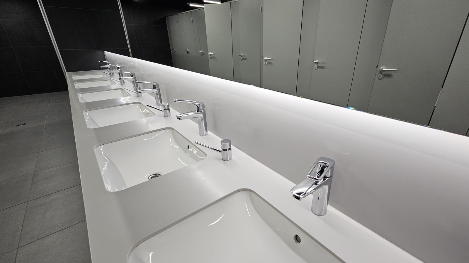 De nombreux produits Geberit sont installés dans les toilettes publiques, notamment des lavabos VariForm (© Geberit) De nombreux produits Geberit sont installés dans les toilettes publiques, notamment des lavabos VariForm (© Geberit)