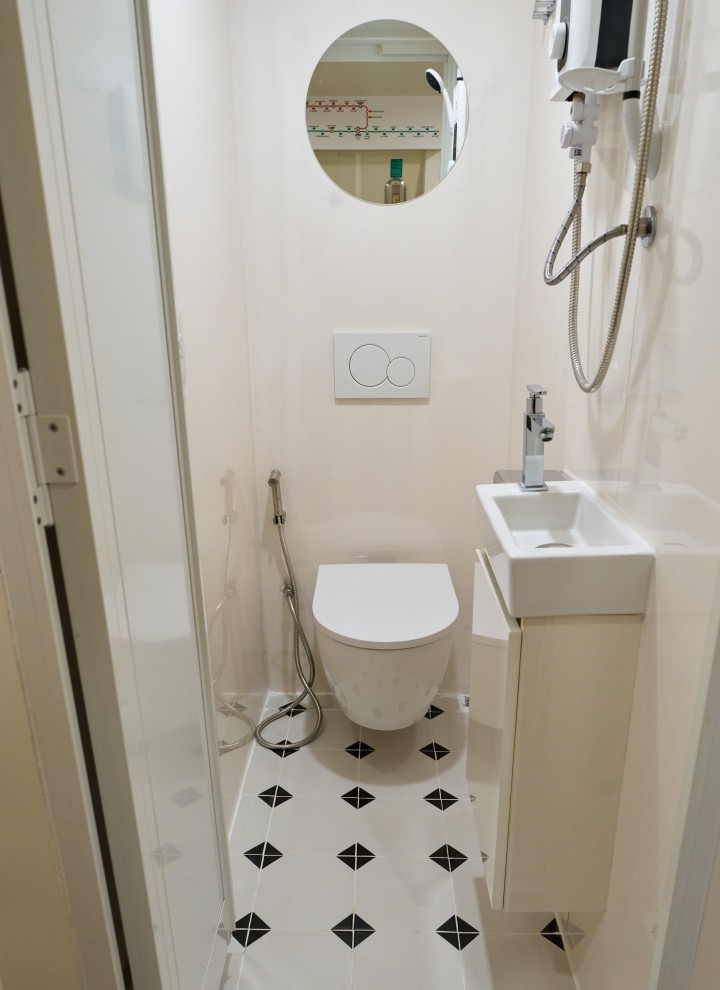 Comfort in pochissimo spazio: i mini bagni sono dotati di WC Geberit iCon sospesi e di placche di comando Sigma01 (© Watson Lau). Comfort in pochissimo spazio: i mini bagni sono dotati di WC Geberit iCon sospesi e di placche di comando Sigma01 (© Watson Lau).