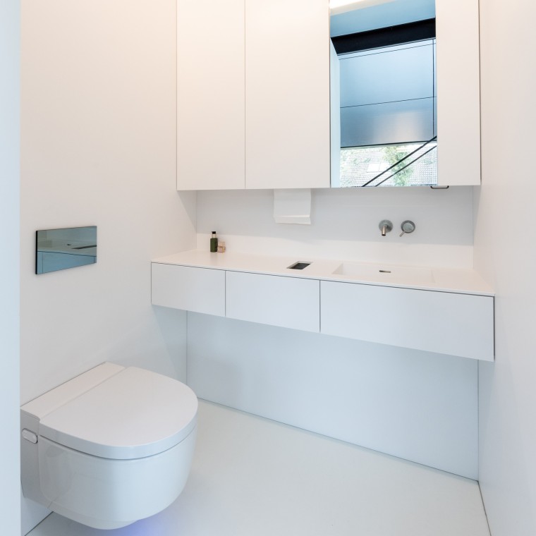 Design intérieur minimaliste et confort maximal avec le WCdouche Geberit AquaClean Mera Comfort (© Lucas van der Wee)