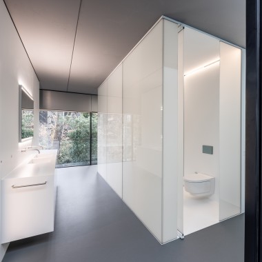 Il bagno è stato aggiunto alla struttura in acciaio e vetro come "mobile separato" (© Lucas van der Wee) Il bagno è stato aggiunto alla struttura in acciaio e vetro come "mobile separato" (© Lucas van der Wee)