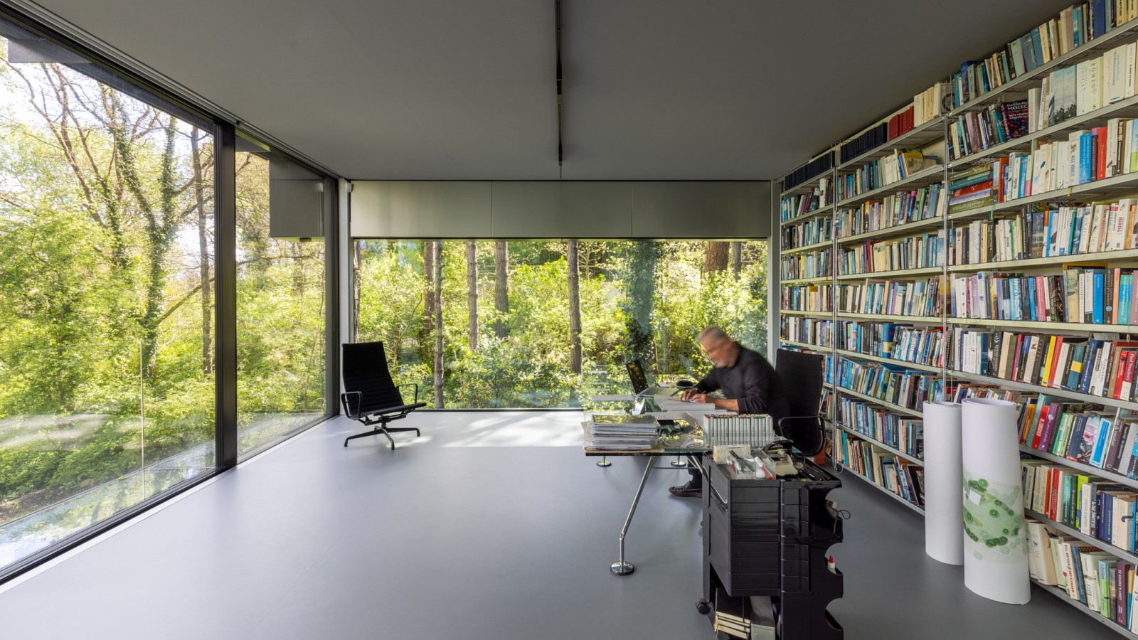 Quand l’intérieur et l’extérieur se confondent: Jan Pesman dans son bureau (© Lucas van der Wee)