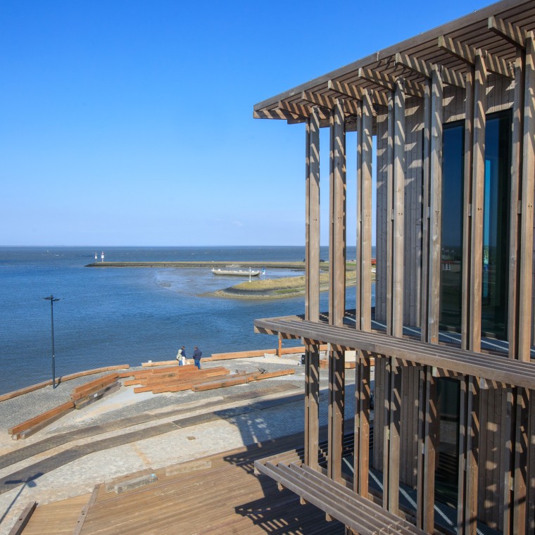 Die dänische Star-Architektin Dorte Mandrup hat den Neubau für die rauen klimatischen Bedingungen konzipiert (© Tjeerd Visser) Die dänische Star-Architektin Dorte Mandrup hat den Neubau für die rauen klimatischen Bedingungen konzipiert (© Tjeerd Visser)