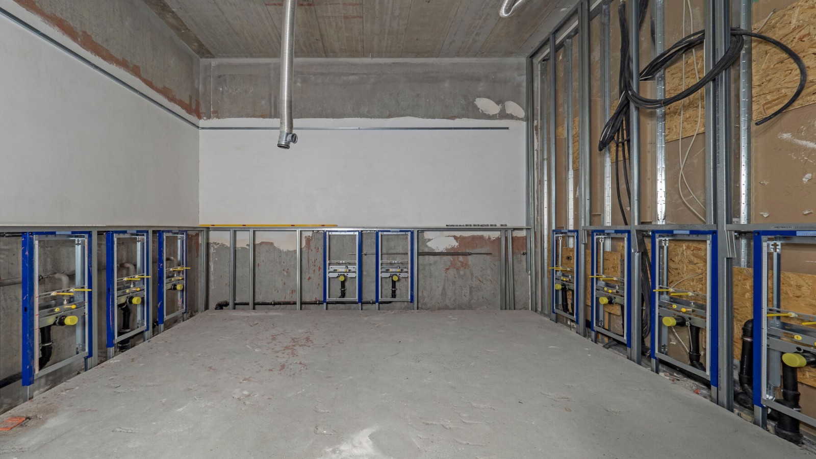 Sanitäranlage der Halle 12 im Rohbau Sanitäranlage der Halle 12 im Rohbau