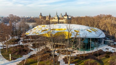 Un champignon dans un parc? Le toit emblématique de la Maison de la musique hongroise vu dʼen haut. (© Városliget Zrt.)
