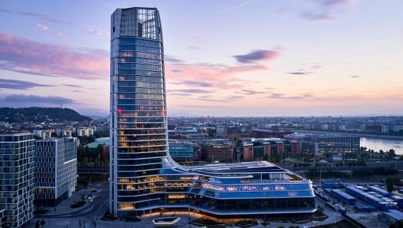 Von weitem zu sehen: MOL Campus ist mit seinen 143 Meter hohen Turm und dem angrenzenden Podium neu das höchste Gebäude in Ungarn (© MOL Gruppe)