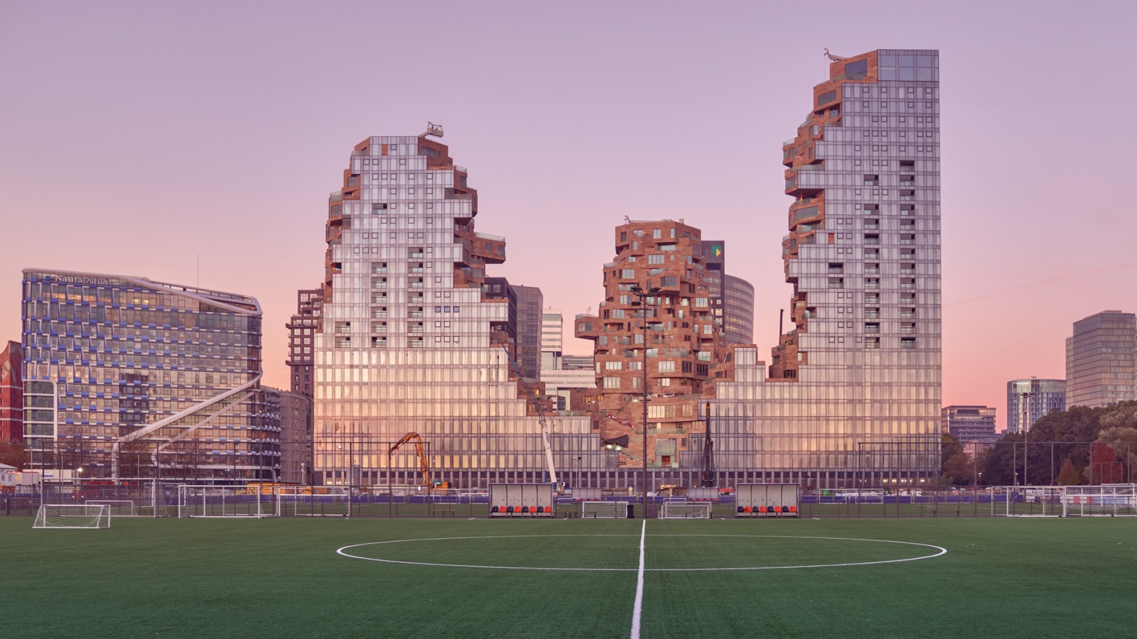Lisse à l’extérieur et escarpé à l’intérieur: «The Valley» à Amsterdam (NL) (© Marcel Steinbach) Lisse à l’extérieur et escarpé à l’intérieur: «The Valley» à Amsterdam (NL) (© Marcel Steinbach)