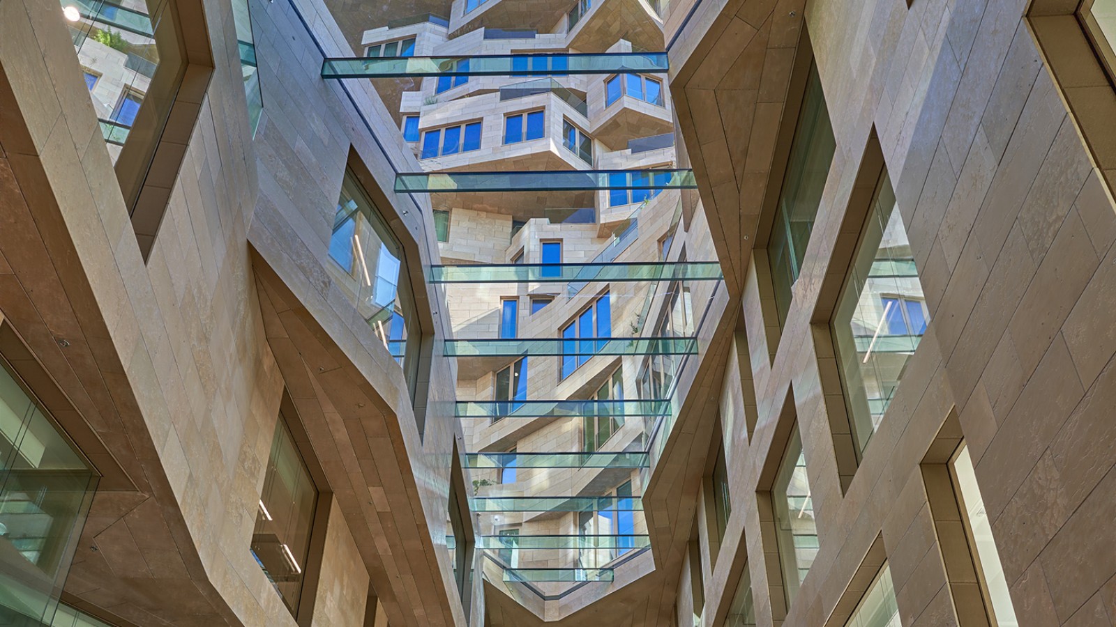 Les cinq étages inférieurs abritent des magasins, des bureaux, des restaurants et un musée d’histoire naturelle (© Marcel Steinbach) Les cinq étages inférieurs abritent des magasins, des bureaux, des restaurants et un musée d’histoire naturelle (© Marcel Steinbach)