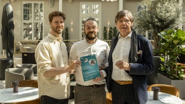 Il direttore di BJERG Arkitektur Kjeld Bjerg (da sinistra) e gli architetti Carsten Wraae Jensen e Mads Bjerg Nørkjær sono risultati convincenti con il miglior progetto. (© Wilfred Gachau)
