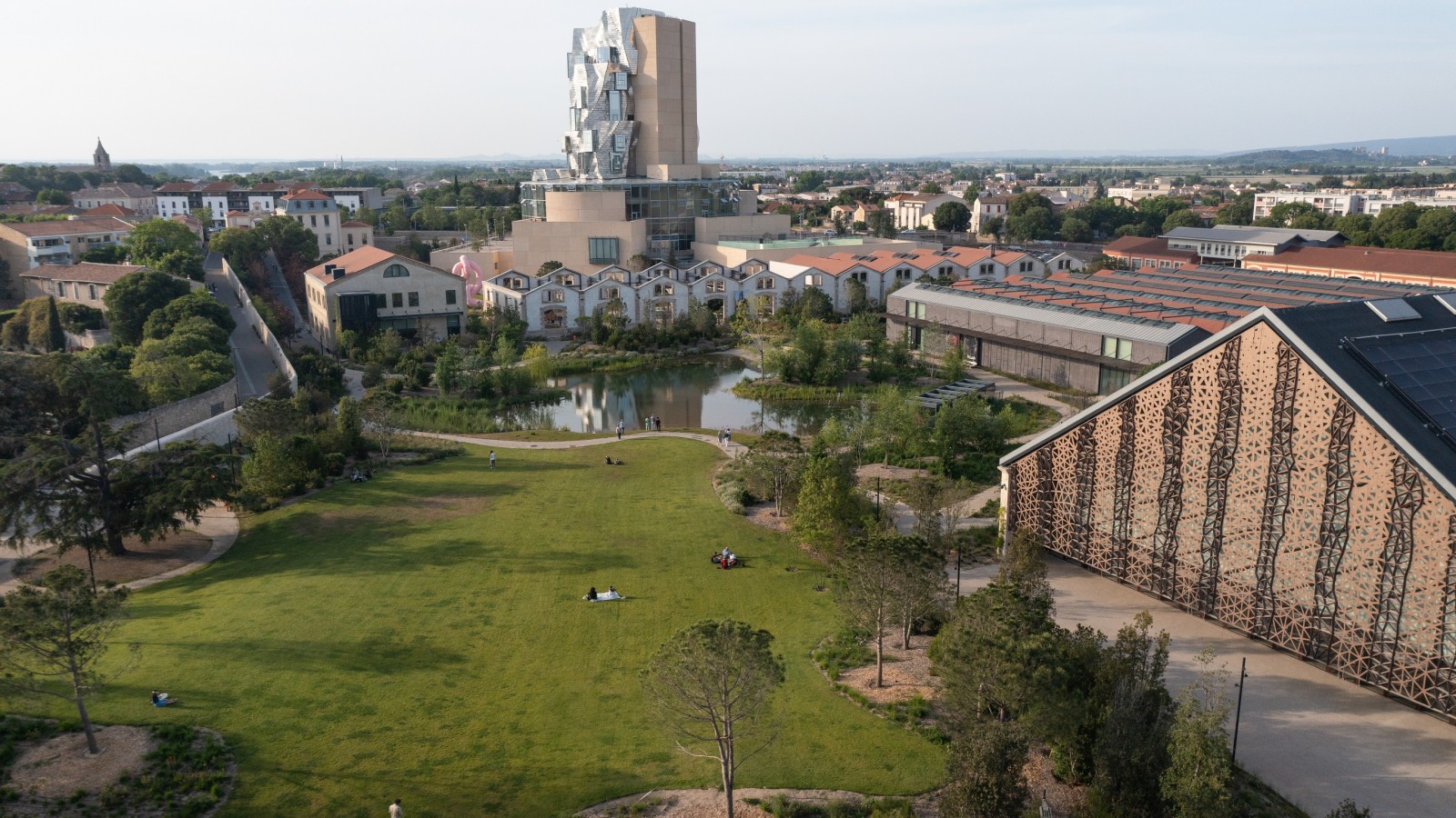 Das Kulturzentrum LUMA in Arles: Im Vordergrund der Atelierpark und die grosse Veranstaltungshalle, am oberen Ende der 56 Meter hohe Turm von Frank Gehry (© Rémi Bénali, Arles) Das Kulturzentrum LUMA in Arles: Im Vordergrund der Atelierpark und die grosse Veranstaltungshalle, am oberen Ende der 56 Meter hohe Turm von Frank Gehry (© Rémi Bénali, Arles)