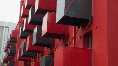 Eine markant rote Fassade mit vorgesetzten kubischen Balkonen ist der neue Hingucker an der Goldsteinstrasse in Frankfurt am Main (DE) (© Geberit)