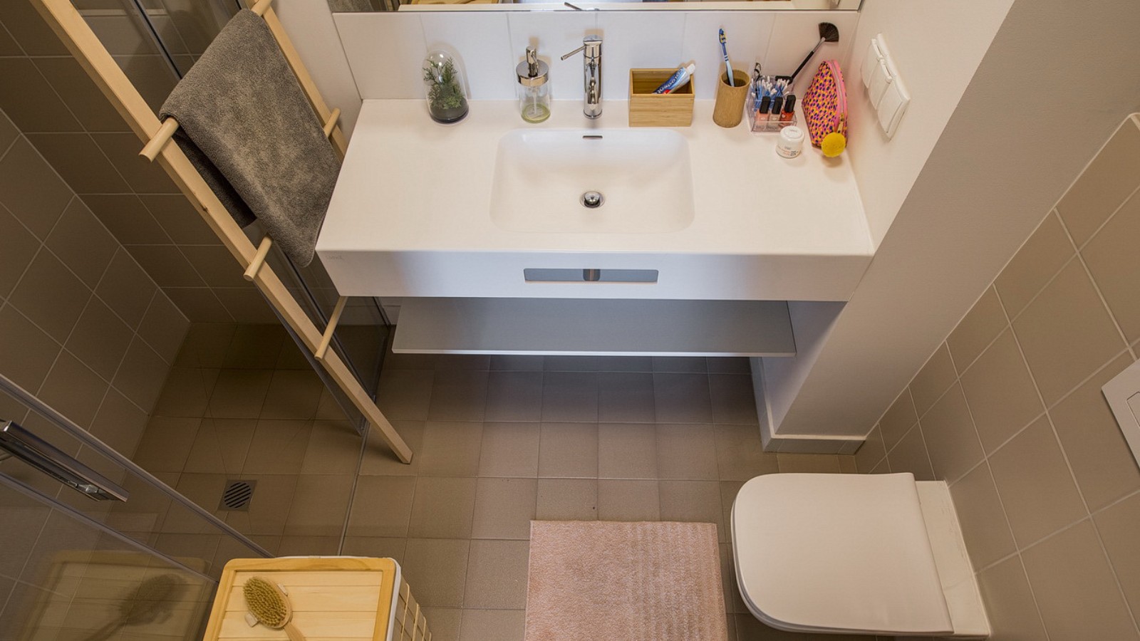 Petit, plus petit, suffisant: une des salles de bains du LivinnX. (© Jaroslaw Kakal/Geberit) Petit, plus petit, suffisant: une des salles de bains du LivinnX. (© Jaroslaw Kakal/Geberit)