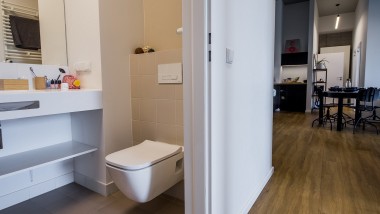 Ein Design, das Platz vermehrt: ein Kleinstbad in einer Wohneinheit im Studentenheim LivinnX (© Jaroslaw Kakal/Geberit) Ein Design, das Platz vermehrt: ein Kleinstbad in einer Wohneinheit im Studentenheim LivinnX (© Jaroslaw Kakal/Geberit)