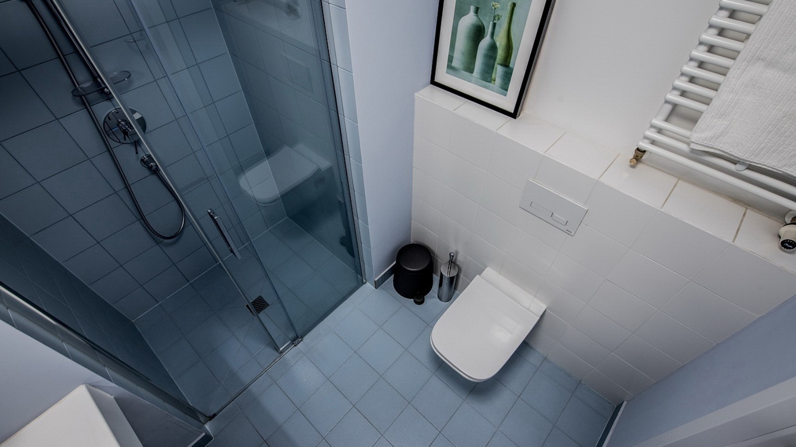 Même les salles de bains les plus petites révèlent les styles individuels de leurs occupants. (© Jaroslaw Kakal/Geberit) Même les salles de bains les plus petites révèlent les styles individuels de leurs occupants. (© Jaroslaw Kakal/Geberit)