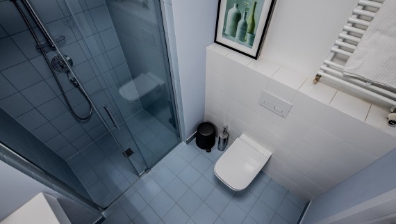 Même les salles de bains les plus petites révèlent les styles individuels de leurs occupants. (© Jaroslaw Kakal/Geberit)