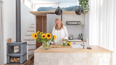 La Néerlandaise Marjolein Jonker dans sa tiny house (© Chiela van Meerwijk)