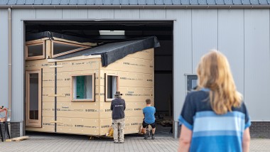 Grosstransport für das kleine Haus: Im Mai 2022 durfte «Sprout» von der Werkstatt in die grüne Nachbarschaft von Olst-Wijhe umziehen (NL) (© Chiela van Meerwijk)