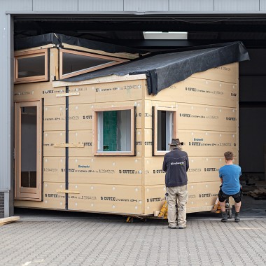Transport gros volume pour la petite maison: en mai 2022, «Sprout» a été transférée de l’atelier au quartier verdoyant d’Olst-Wijhe. (© Chiela van Meerwijk)