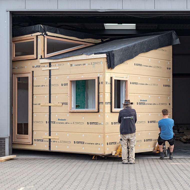 Grosstransport für das kleine Haus: Im Mai 2022 durfte «Sprout» von der Werkstatt in die grüne Nachbarschaft von Olst-Wijhe umziehen (NL) (© Chiela van Meerwijk) Grosstransport für das kleine Haus: Im Mai 2022 durfte «Sprout» von der Werkstatt in die grüne Nachbarschaft von Olst-Wijhe umziehen (NL) (© Chiela van Meerwijk)