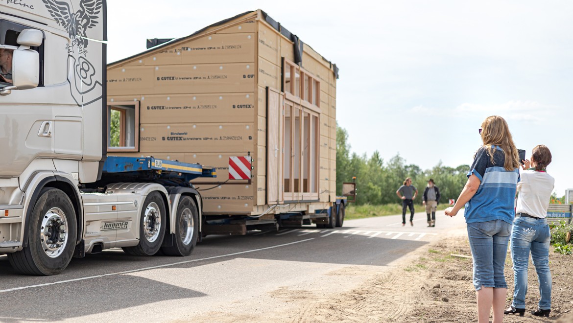 Tiny-House wird transportiert (© Chiela van Meerwijk)