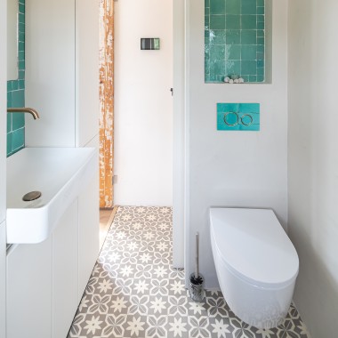 Tout pour la petite salle de bains: les WC, la plaque de déclenchement et le lavabo à poser sont de Geberit. (© Chiela van Meerwijk)