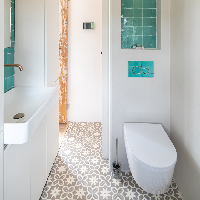 Tutto per il piccolo bagno: ceramica WC, placca di comando e lavabo da appoggio di Geberit. (© Chiela van Meerwijk) Tutto per il piccolo bagno: ceramica WC, placca di comando e lavabo da appoggio di Geberit. (© Chiela van Meerwijk)