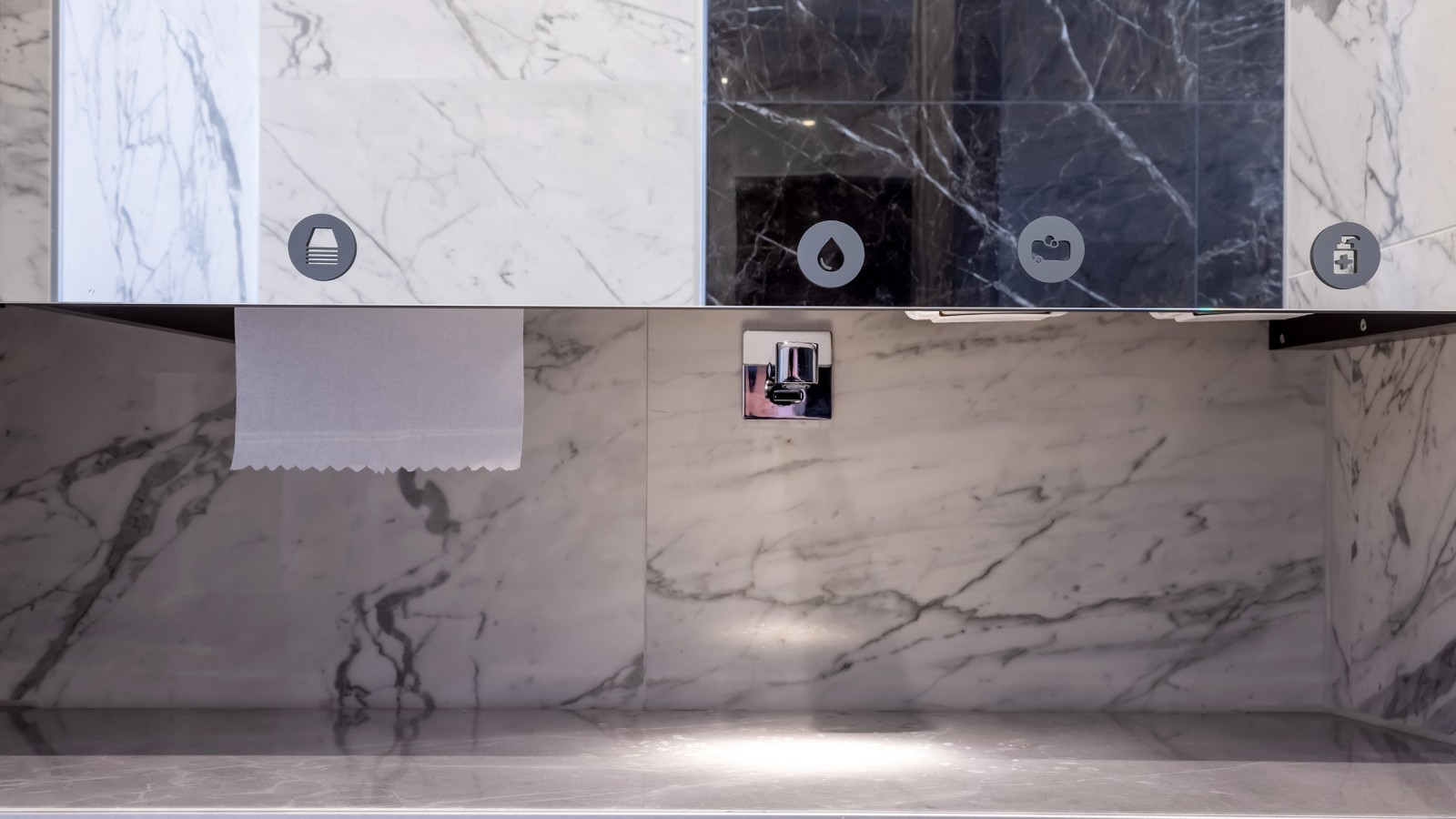 Construction spéciale raffinée: derrière le carrelage de lavabo de grand format, lʼévacuation de lʼeau est assurée par lʼécoulement de douche Geberit CleanLine20. (© Opernhaus Chemnitz / Nasser Hashemi)