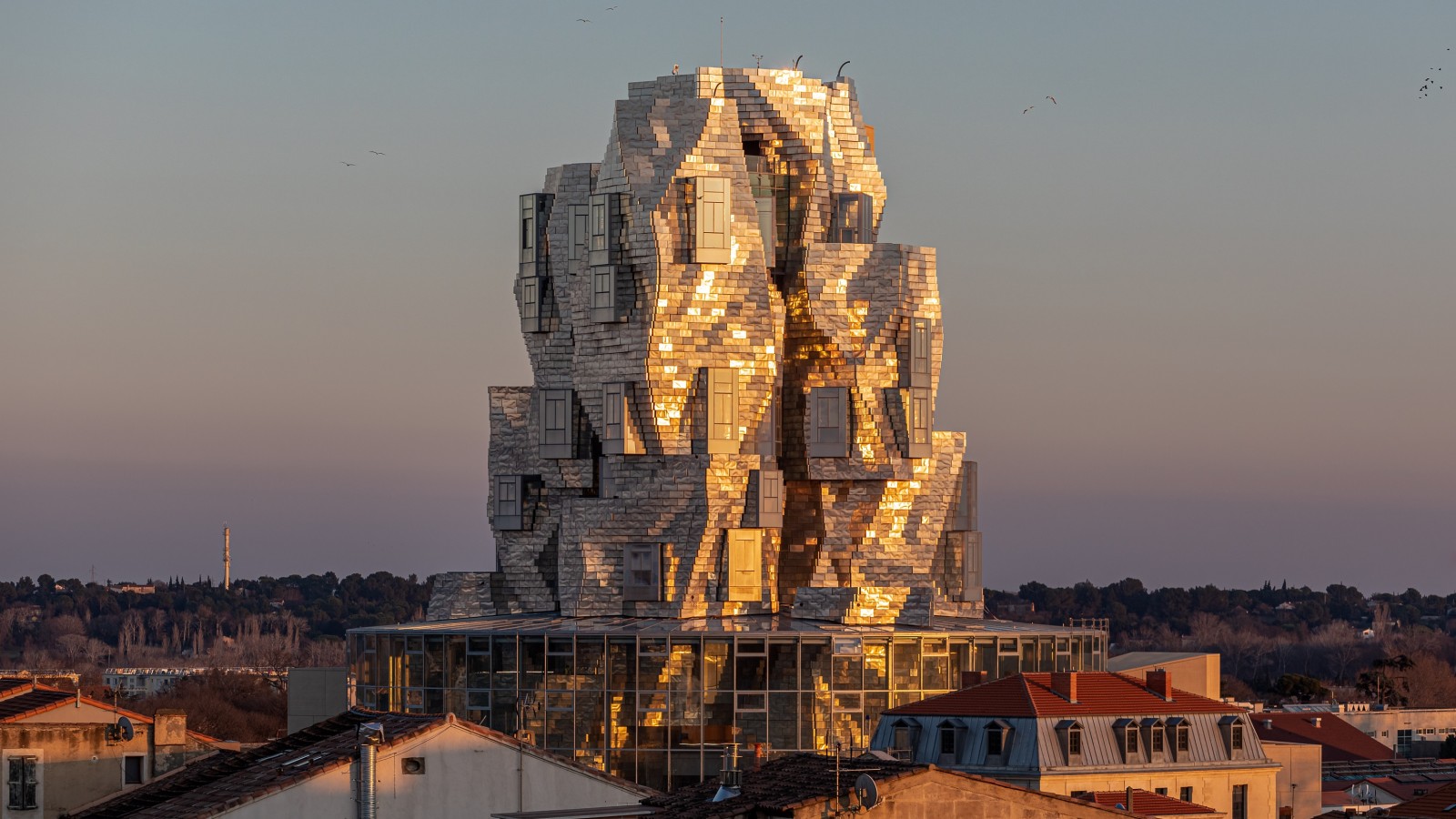 Die speziell beschichteten Aluminiumplatten der Turmfassade reflektieren das Licht der Abendsonne und schaffen so eine nahezu übernatürliche Stimmung (© Adrian Deweerdt, Arles) Die speziell beschichteten Aluminiumplatten der Turmfassade reflektieren das Licht der Abendsonne und schaffen so eine nahezu übernatürliche Stimmung (© Adrian Deweerdt, Arles)