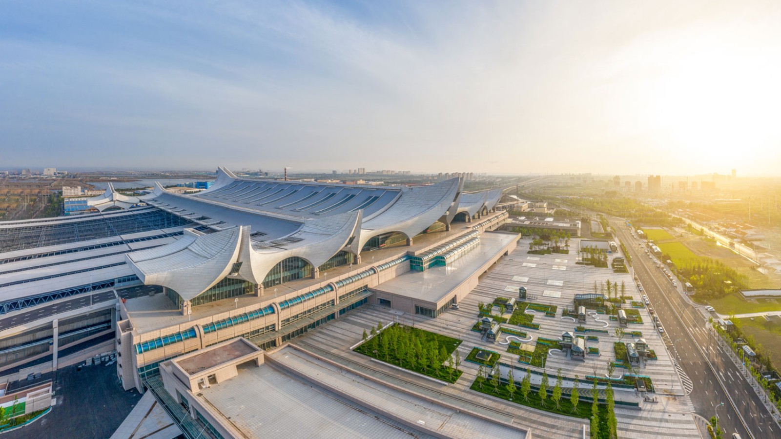 Deux grandes et huit petites vagues: la gare ondoyante de Hongdao. (© ingDESIGN Co., Ltd.) Deux grandes et huit petites vagues: la gare ondoyante de Hongdao. (© ingDESIGN Co., Ltd.)